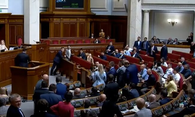 Простим українцям такі пенсії навіть не сняться: які виплати отримують нардепи