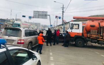 Легковик не поділив дорогу з вантажівкою і джипом: кадри потрійної ДТП в Одесі