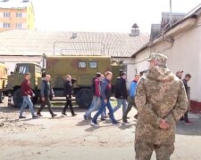 Украинец устроил побег из военкомата через окно: все закончилось печально