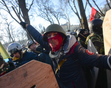 1100Maked_protester_February_18,_2014 копия