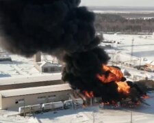 Мали відправитися на фронт: цистерни з паливом спалахнули в Сибіру, ​​кадри