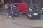 Молодой парень бросился под колеса Audi в Одессе: момент попал на видео
