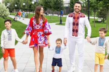 Жена ведущего "Холостяка" Решетника показала, как старшие сыновья отмечают 1 сентября: "Вперед к знаниям!"