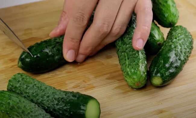 швидкі малосольні огірки