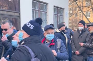 "Готовы защищать волю Украины": в Киеве возле военкомата выстроилась большая очередь, видео