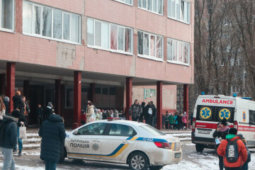 Тіла знайдені на території школи в Дніпрі: почалася раптова Евакуація, кадри