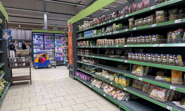 Дефіцит продуктів у Київській області: полиці супермаркету