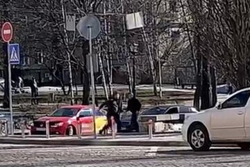В Киеве драка водителей закончилась поножовщиной: на место срочно съехалась полиция и скорая