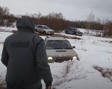 Водій показав, як за допомогою підручних засобів витягнути авто зі снігу та бруду: відео лайфхаку