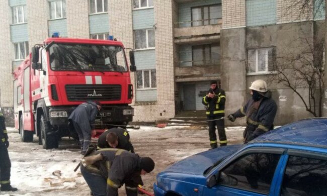 Легковушка провалилась под землю в Харькове, кадры с места ЧП: "не знал, что там..."