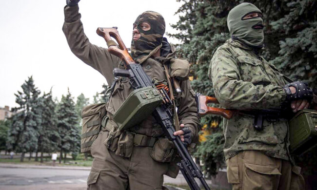 З’явилися обурливі фото життя терористів на Донбасі: “пиячать і риють ями”