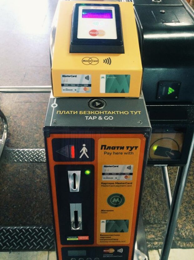 Терминал для рассчета карточкой в метро