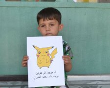 ”Я тут, врятуйте мене”: сирійські діти з покемонами у руках просять допомоги (фото)