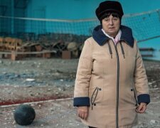 "Стреляйте! Я вас не боюсь": жительница освобожденного села сохранила украинский флаг, несмотря на угрозу расстрела