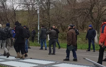 Тело молодого человека болталось на дереве посреди многолюдной трассы: страшные кадры из Одессы