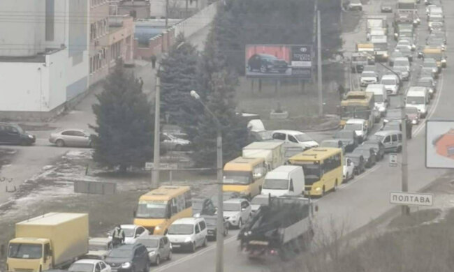 Перестрелка средь бела дня началась в Полтаве, выезды с города перекрыты: кадры с места ЧП