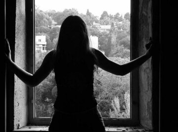 Дівчина випала з вікна в Дніпрі, в тому, що трапилося є дивності: “не змогла пояснити…”