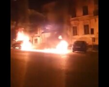 В Одесі палаючий сміттєвий бак знищив мікроавтобус: відео пожежі