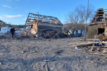 Російська авіація розбомбила селище на Київщині: загинула дівчина, є поранені
