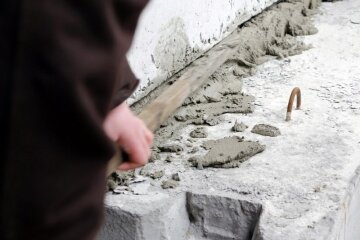 Кровь и бетон: в Днепре Сбербанку досталось еще больше, чем в Киеве — фото, видео