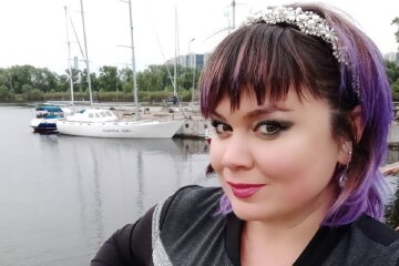 "Пышногрудая богиня": украинка с 13-м размером пошалила посреди поля в одном белье