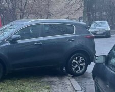 В Киеве водителя проучили за парковку на детской площадке: фото мести