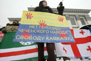 В Киеве у посольства РФ прошел митинг против оккупации Чечни (фото, видео)