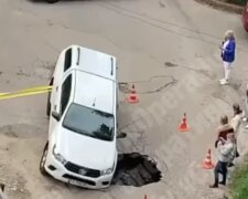 В Киеве внедорожник ушел под землю, водитель оказался в ловушке: фото с места ЧП и подробности