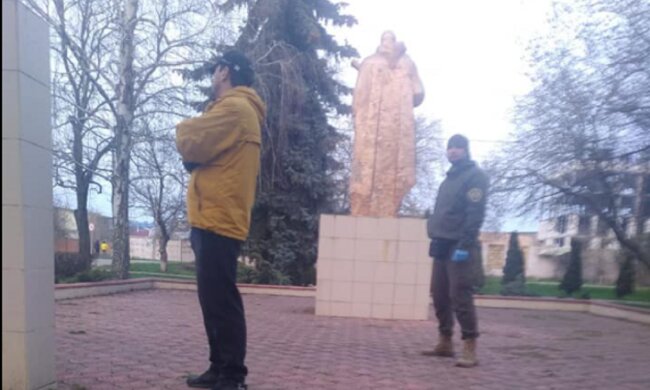 Чоловіків застали за нехорошим заняттям біля пам'ятника воїнам ВВВ під Одесою: з'явилися кадри