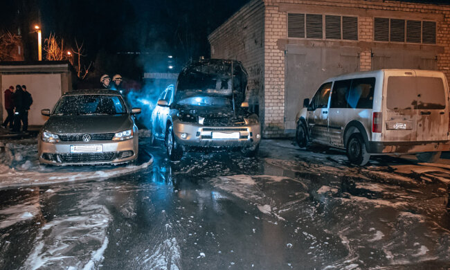 З'явилося відео пожежі, яка масово охопила машини в Дніпрі: підозрюють підпал