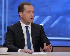 Безработицы нет, но вы держитесь: соцсети высмеяли заявление Медведева