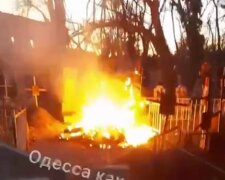 Вандалы устроили пожар на одесском кладбище, видео ЧП: "обгорели ограды и ..."