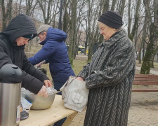 Безкоштовні продукти для ВПО та пенсіонерів у Харкові