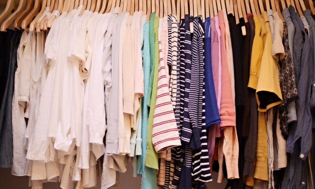 Топ женских вещей, от которых стоит избавиться: фенечки, джеггинсы и штаны с росписью