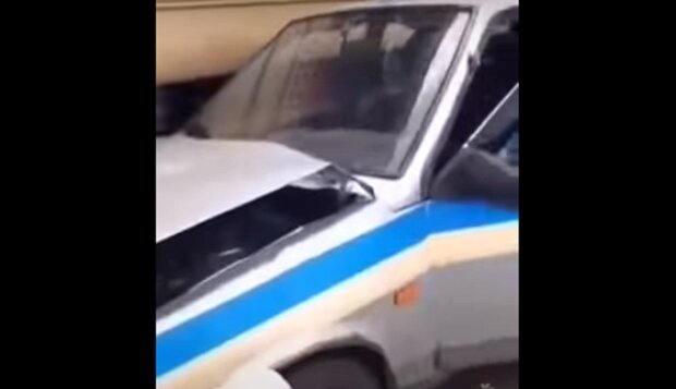 Поезд протаранил полицейское авто под Днепром: видео жуткой аварии
