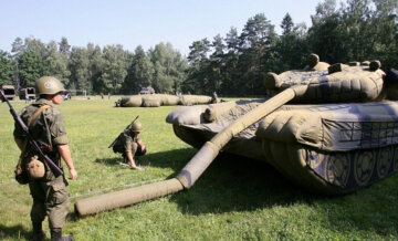 В РФ похвастались надувными истребителями и танками: "Россия сегодня — супердержава"