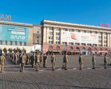 У центрі Харкова зібралися сотні військових, фото: стали відомі причина і деталі