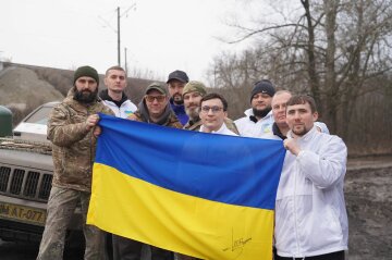 Валерій Дубіль, фонд «Надія» й Олексій Омельяненко привезли РЕБи захисникам на Донецький напрямок