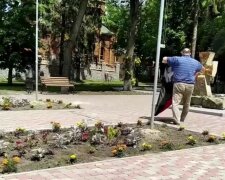 Свернул и унес с собой: флаг в честь воинов АТО сорвали на Харьковщине, видео