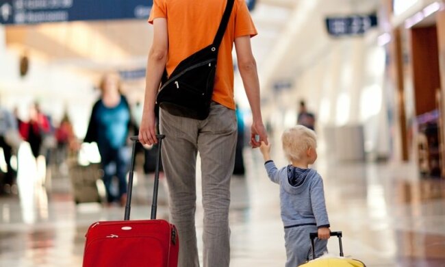 Dad-and-child-in-airport-web