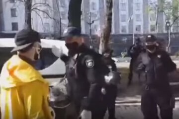 Поліція напала на журналістів під Кабміном, з'явилося відео: "Або прибираєш, або я зламаю"