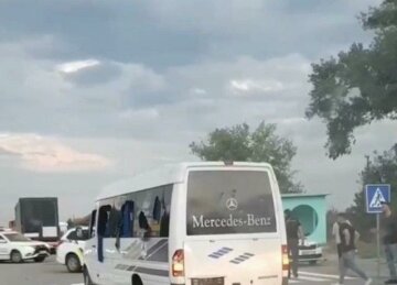 Момент нападения на автобус под Харьковом попал на видео: "разбили битами стекло и ..."