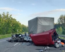 ДТП на киевской трассе: грузовик превратил легковушку в груду металла, выжить удалось не всем