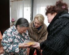 У Криму чиновниці в розкішних шубах зганьбилися подачкою блокадникам: "яка гидота"