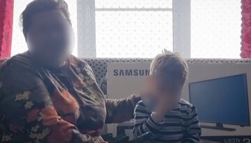 Мать троих "мобиков" отблагодарили телевизором: кадры "торжества" из РФ