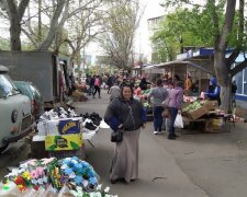 В Одессе наплевали на карантин и устроили стихийную торговлю: "от покупателей нет отбоя", фото