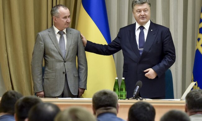 Той, хто принизив героїв: за що Порошенко нагороджує соратників після поразки