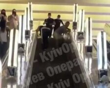 У київському метро пасажири влаштували епічну бійку, відео: "Один кинув іншого через себе"