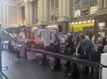 Сканеры на входе вокзала в Киеве привели к огромным очередям, фото: украинцы опаздывают на поезда