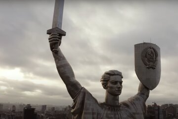 Родина Мать будет с трезубцем вместо герба СССР